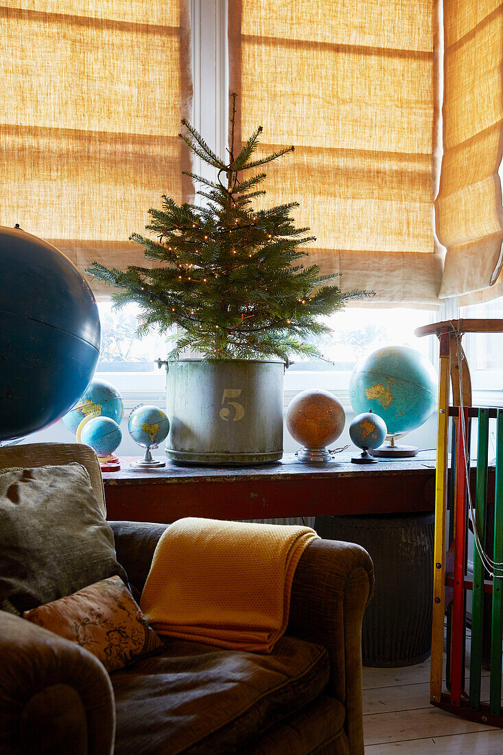 Weihnachtsbaum auf der Fensterbank mit einer Sammlung von Kugeln in einem Haus in Rochester Kent UK