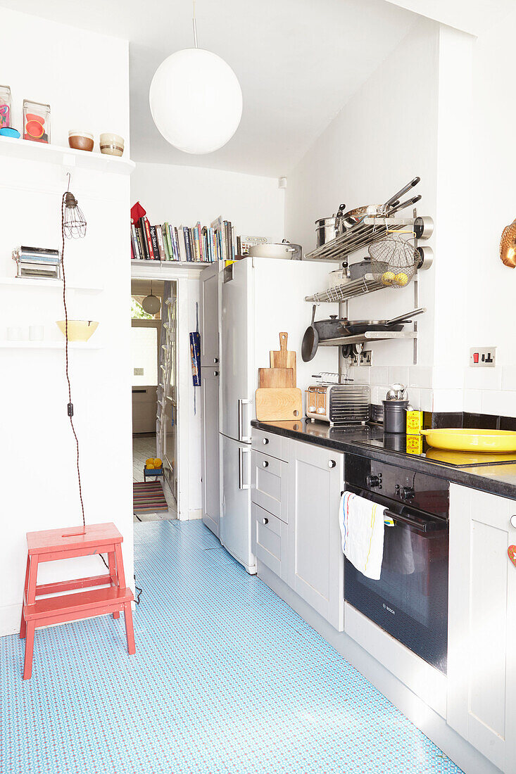 Kochtopf und Rezeptablage in einer weißen Küche in Sheffield mit hellblauem Boden Yorkshire UK