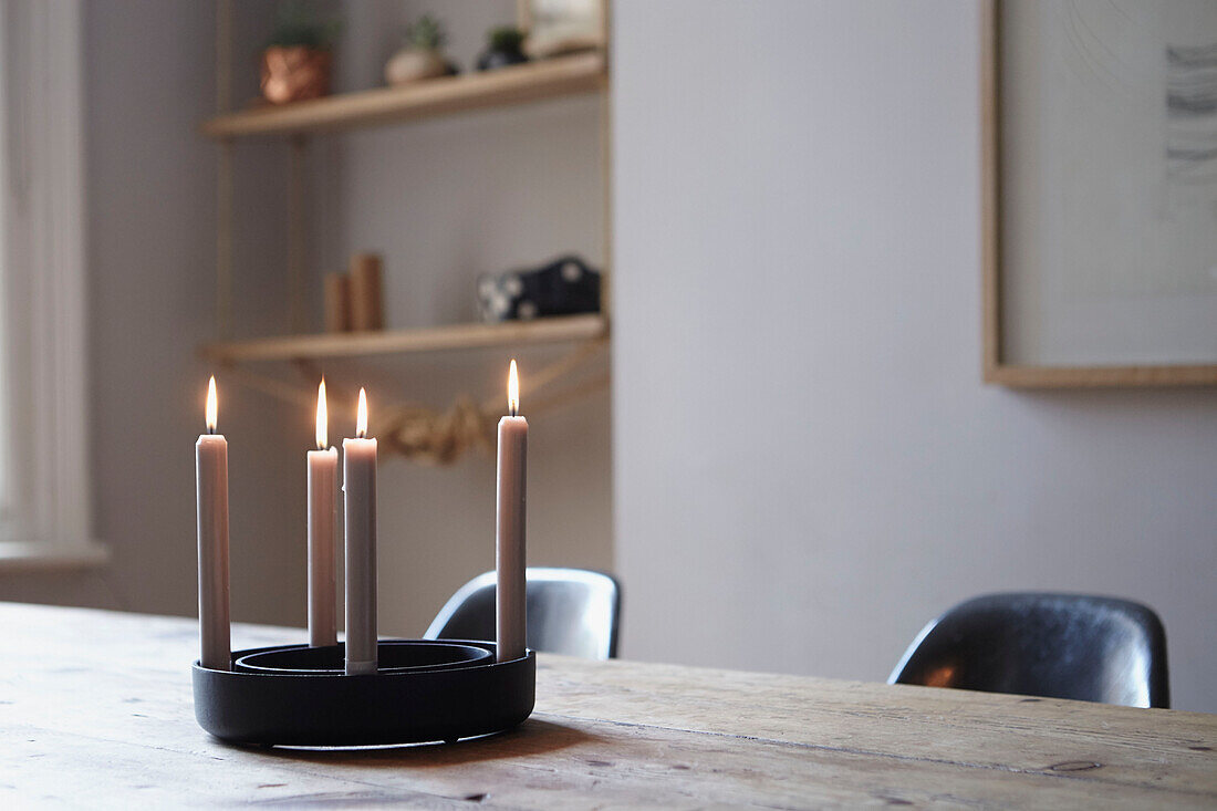 Leuchtende Kerzen auf Holztisch in Sheffield home Yorkshire UK