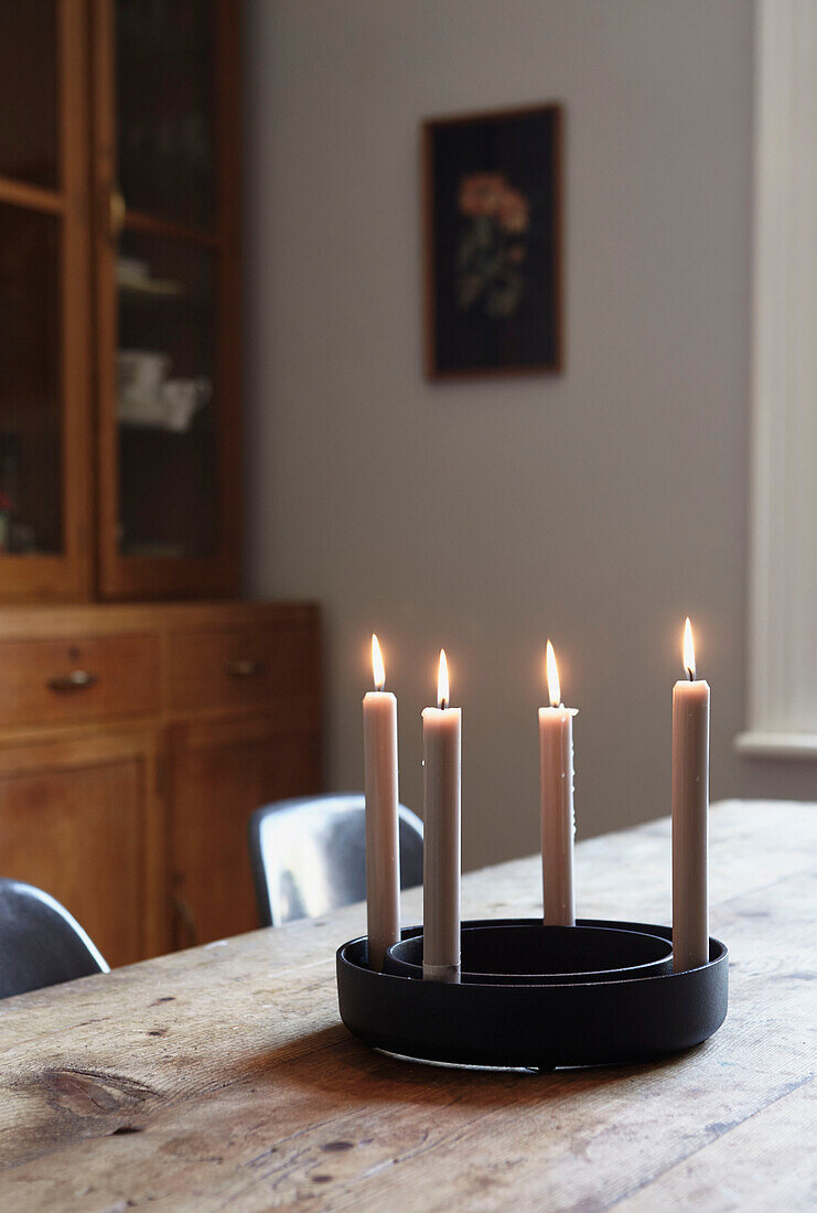Angezündete Kerzen auf einem Holztisch in einem Haus in Sheffield Yorkshire UK
