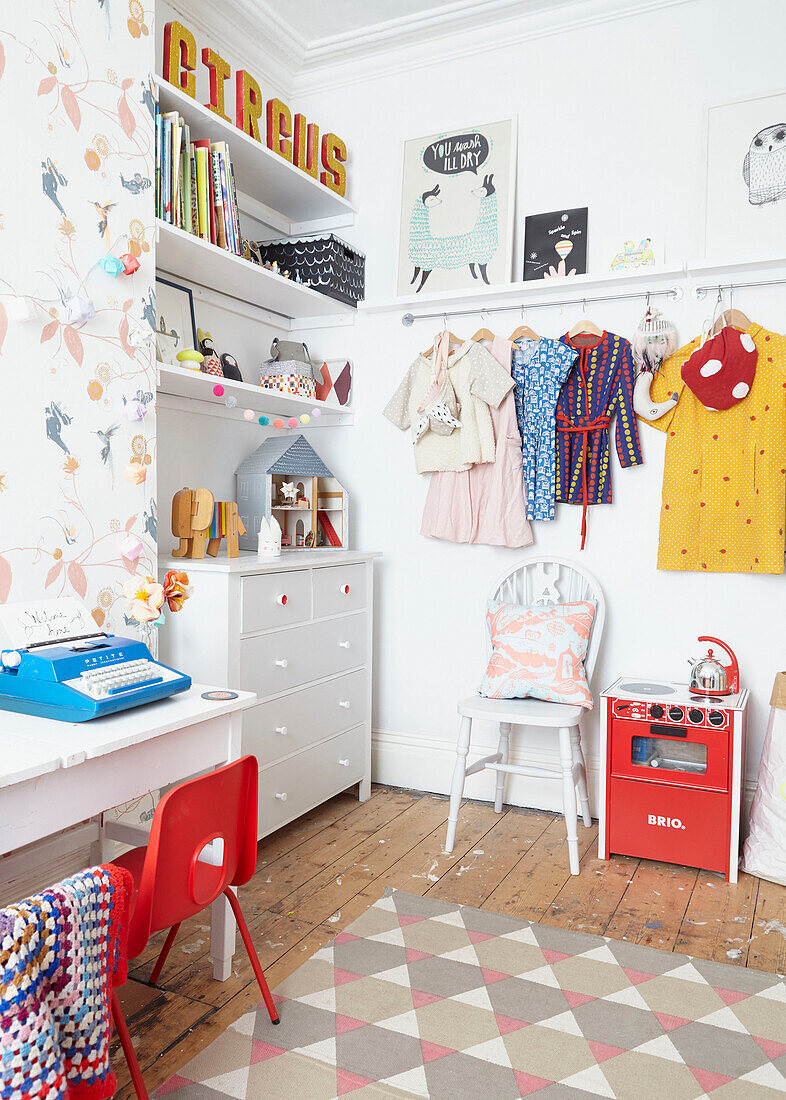 Kleider- und Bücheraufbewahrung im Kinderzimmer in einem Haus in Sheffield Yorkshire UK