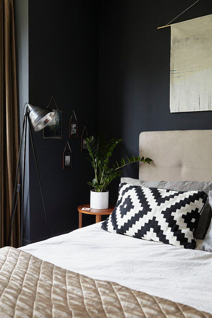 Schwarzes und weißes Kissen und verchromte Stehlampe in einem Schlafzimmer in Sheffield Yorkshire UK