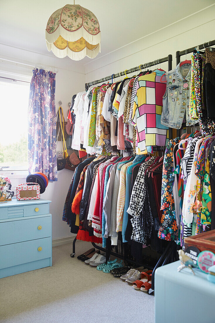 Verschiedene Vintage-Blusen hängen im Ankleidezimmer eines Hauses in York England UK