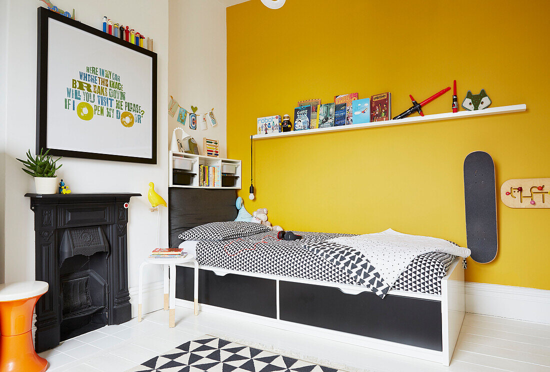 Grau-gelb-weißes Jugendzimmer in einem modernisierten Haus in Preston, Lancashire, England, UK