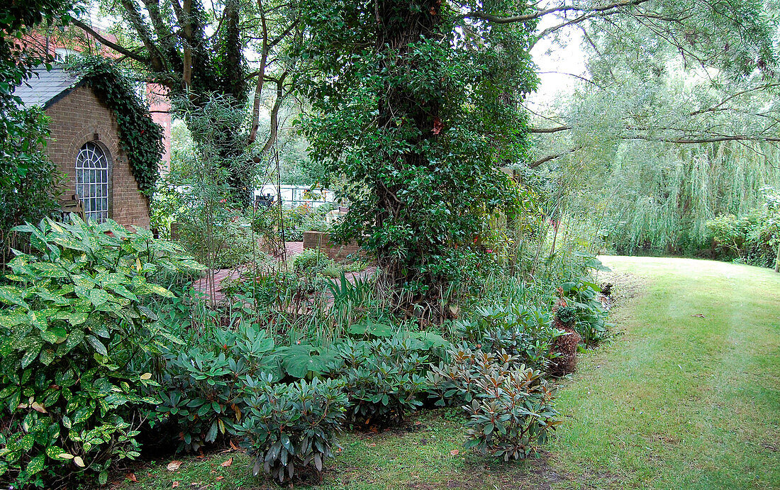 Grüner Garten außen an einer Wassermühle