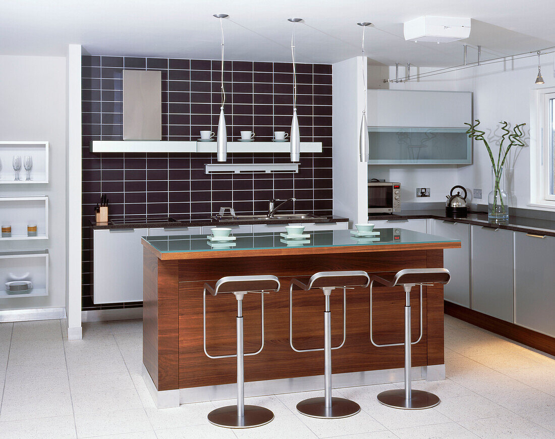 Modern Kitchen with Kitchen Island/Breakfast bar and bar stools