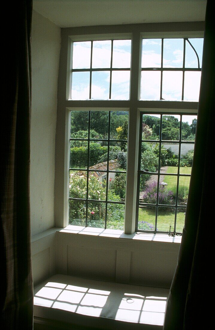 Blick auf den Garten vom Fensterplatz aus