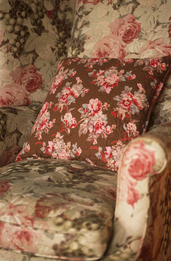 Bedruckter gepolsterter Sessel und Kissen mit Blumenmuster
