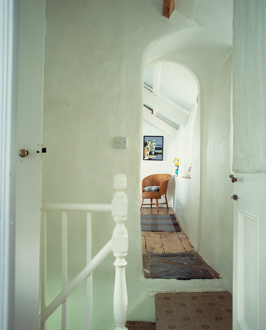 Weiße Treppe und Treppenabsatz im rustikalen Landhausstil