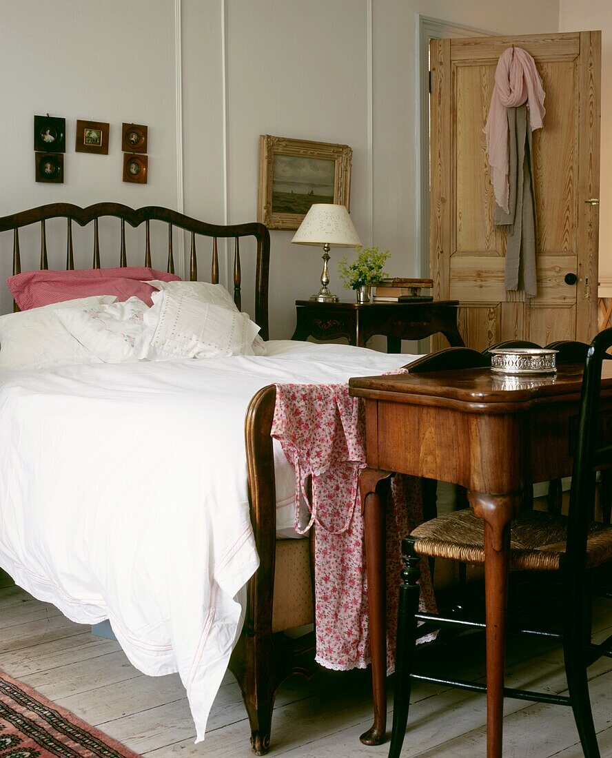 Weißes Schlafzimmer mit Vintage-Möbeln und Doppelbett