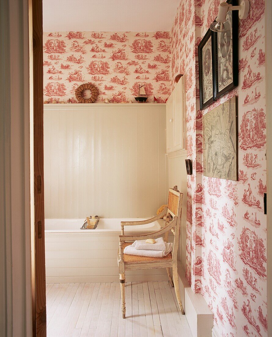 Vintage-Badezimmer mit Tapete und Holzpaneelen