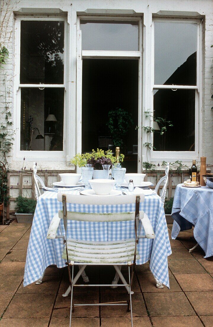 Gedeckter Tisch auf der Terrasse im Innenhof