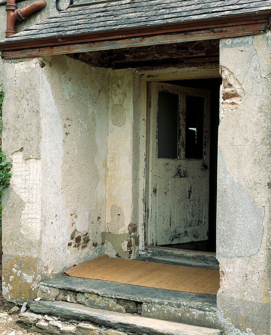 Originale Eingangsveranda eines Bauernhauses mit Schieferdach
