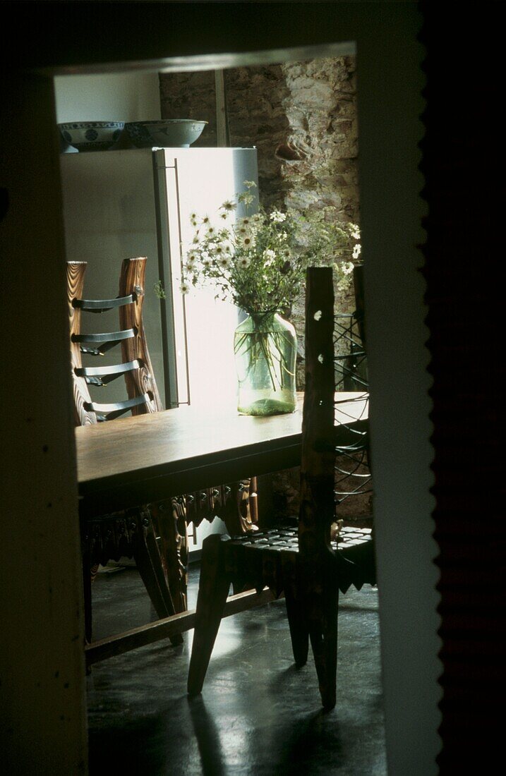 Blick in das Esszimmer mit handgefertigten Holzstühlen