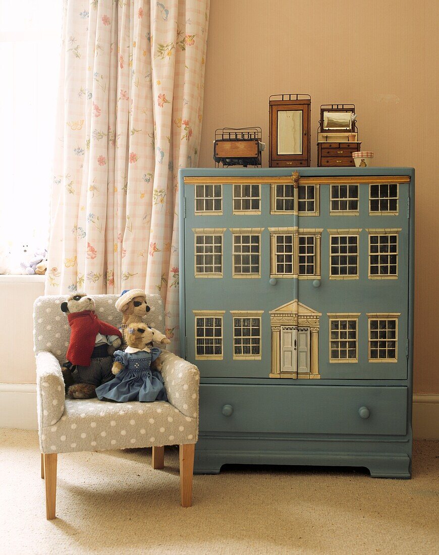 Großes blaues Puppenhaus im Kinderzimmer