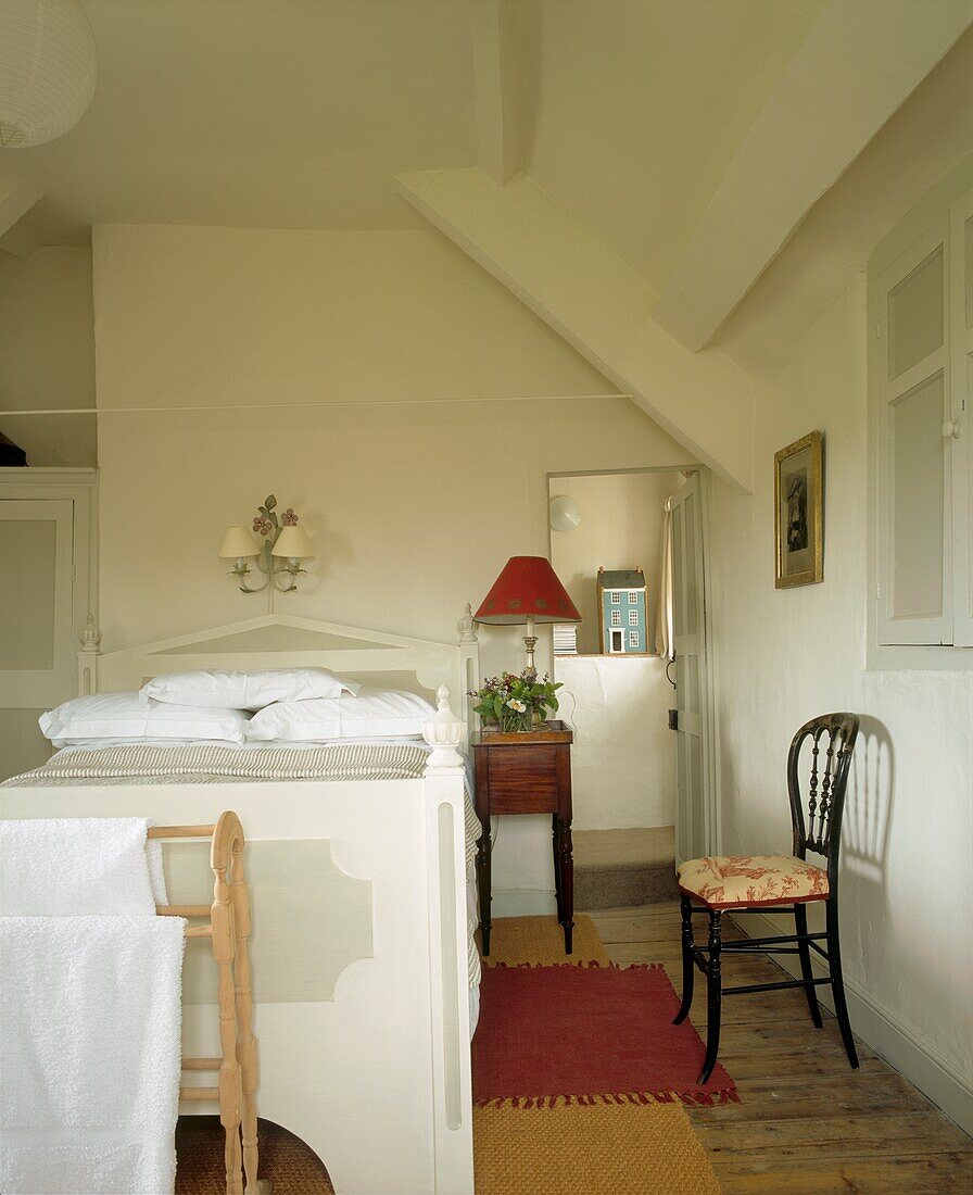 Gästezimmer im einfachen neoklassizistischen Stil