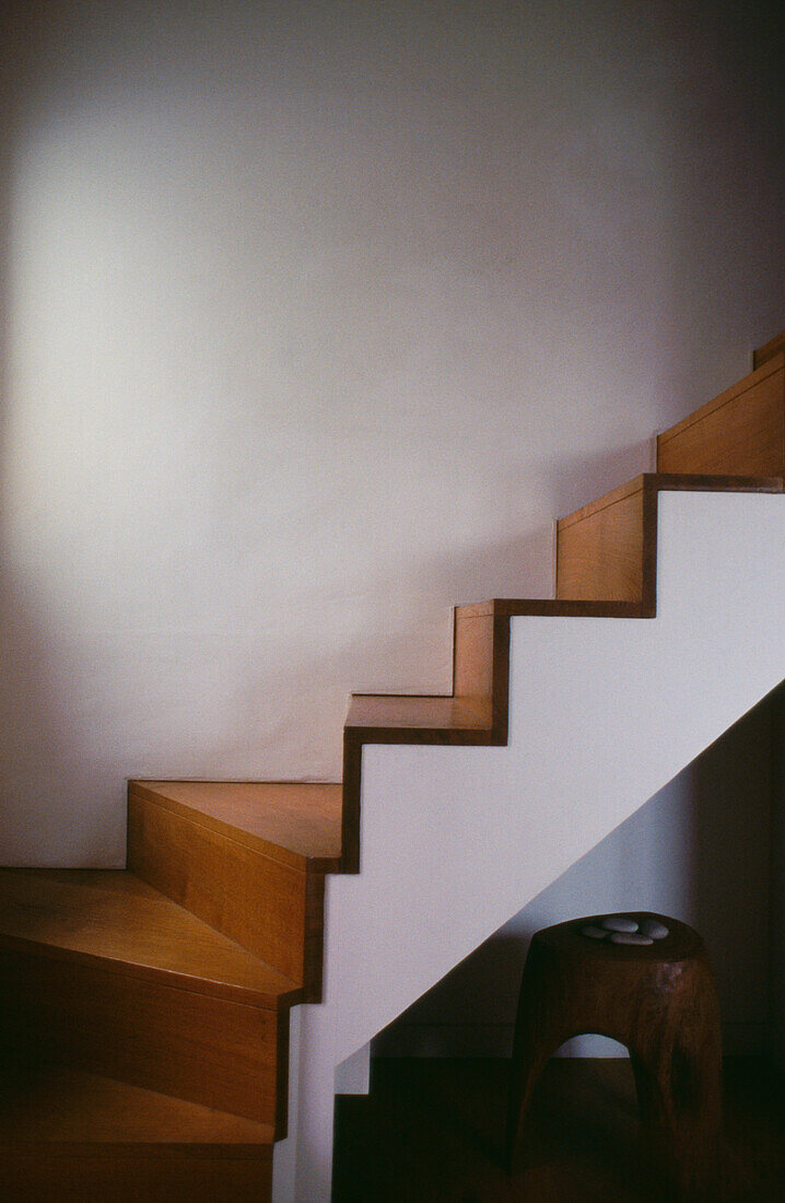 Zickzackförmige Eichenstufen verleihen der Treppe ein dramatisch skulpturales Aussehen