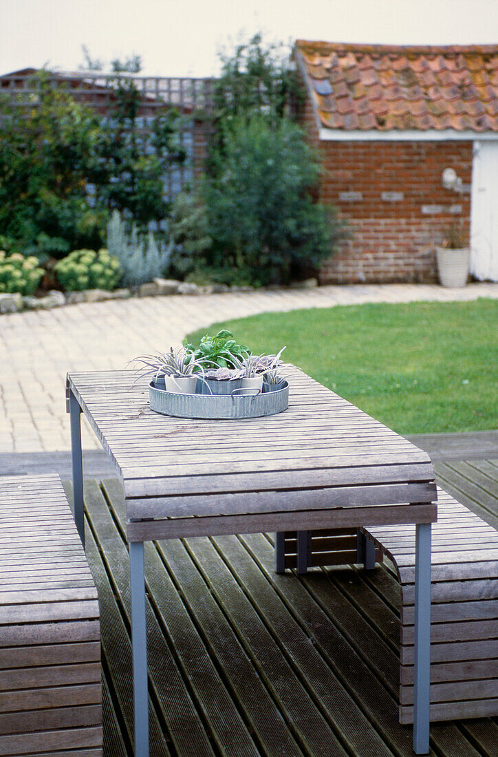 Terrassenmöbel mit Lattenrost im Garten in Suffolk