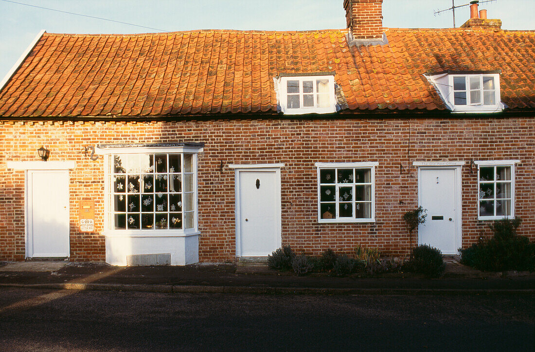Erkerfenster und Mauerwerk des alten Postamts mit Pfannendach und Schornstein