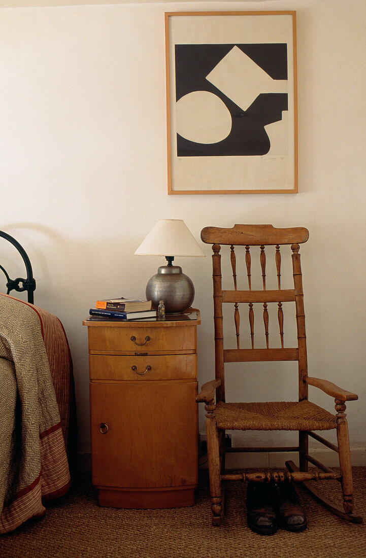 Hölzerner Nachttisch und Stuhl in einem edwardianischen Backsteinhaus in Suffolk