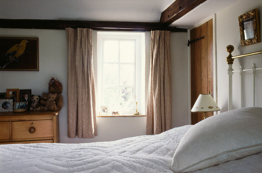 Schlafzimmer im Landhausstil in Suffolk mit Vorhangstoff in Krepparbeit
