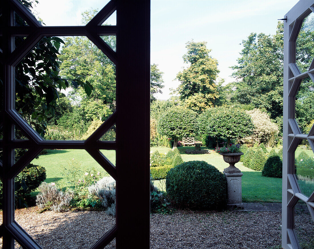 Blick durch eine offene Tür in den Garten eines Hauses in Suffolk aus dem 16