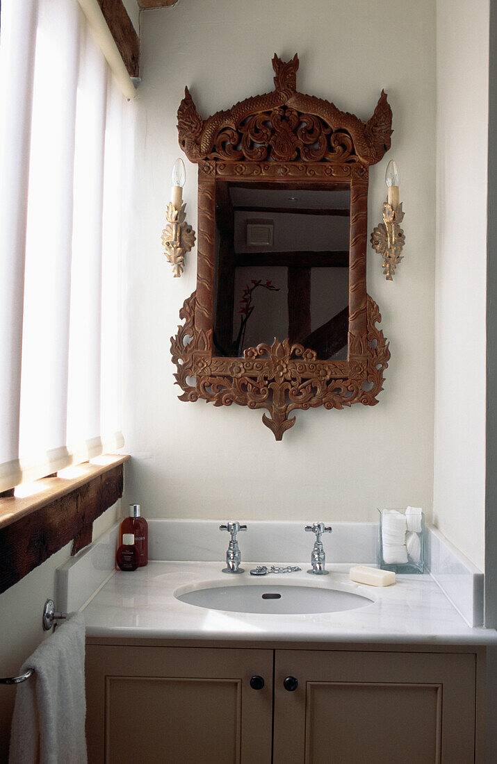 Badezimmerdetail mit indischem Spiegel mit Holzrahmen
