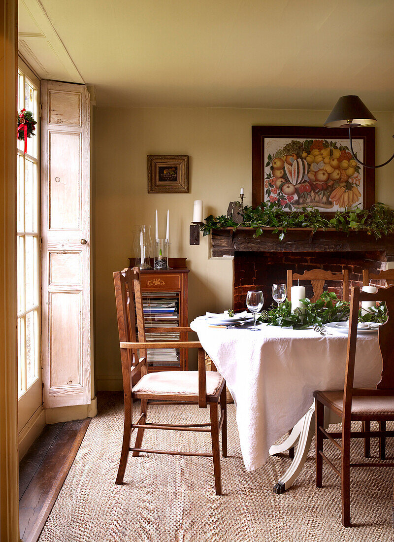 Ein festlich gedeckter Tisch für das Weihnachtsessen in einem Esszimmer