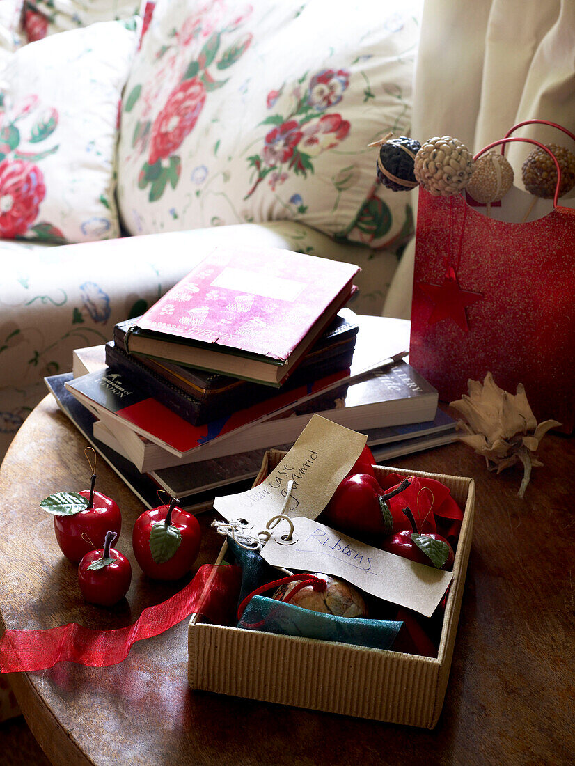 Stilleben mit Weihnachtskugeln und Weihnachtsschmuck in Schachtel mit Etiketten