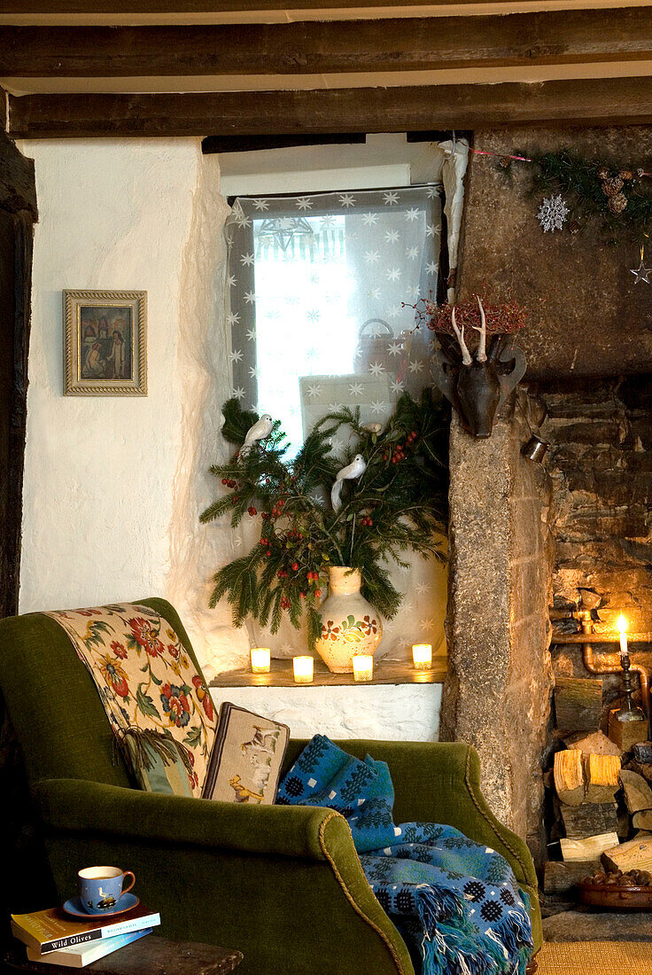 Vintage-Sessel neben dem Kamin mit Kerzen