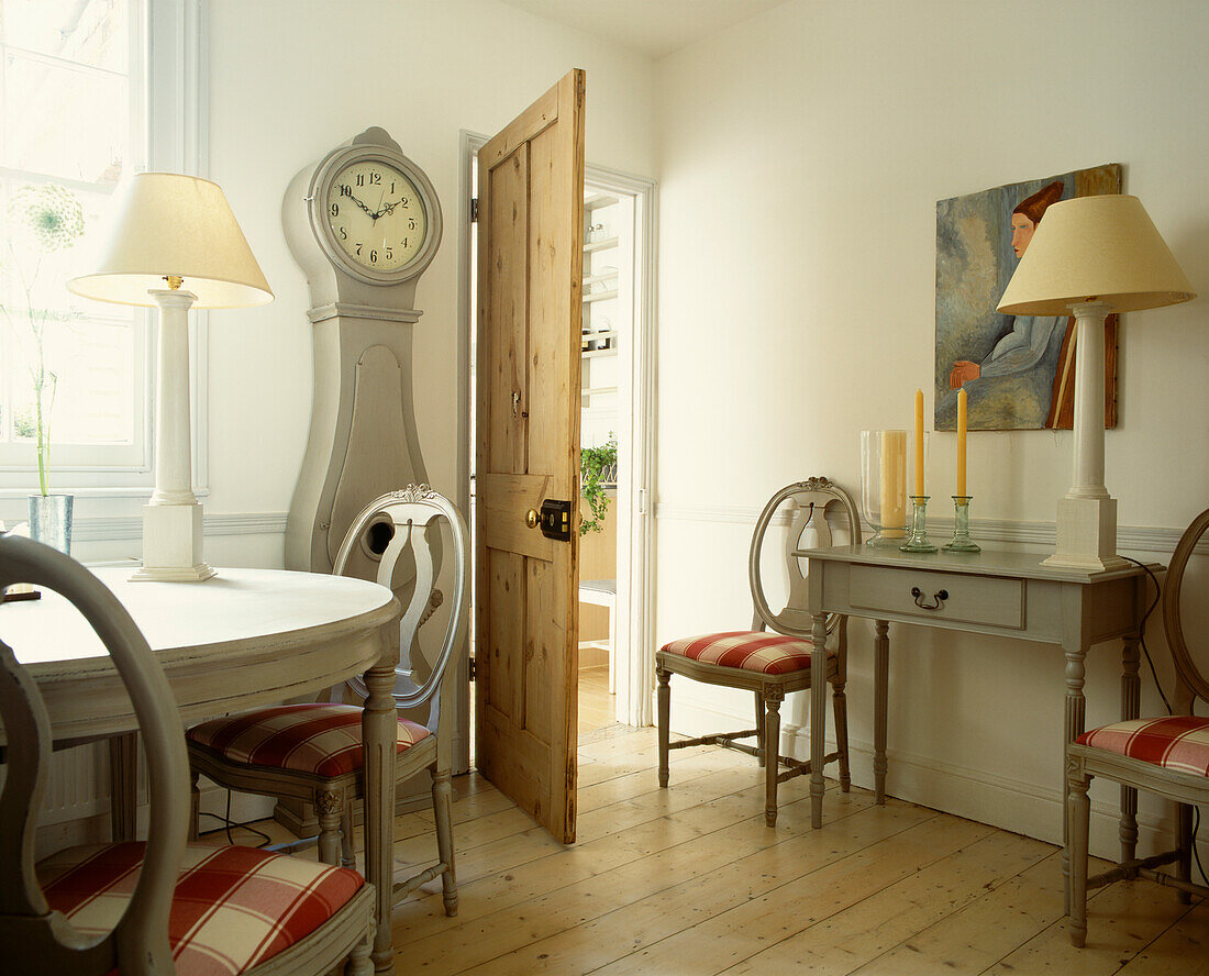 Grau gestrichener Rosen-Tisch und Stühle mit Gustavianischer Uhr und Lindenholzdielen