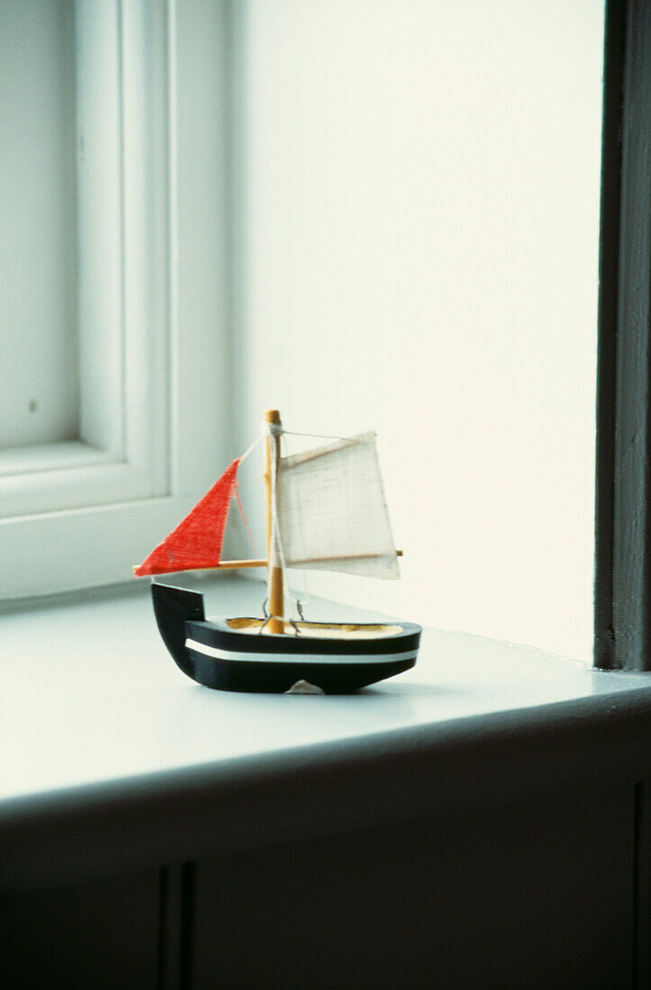 Modellboot auf der Fensterbank im Badezimmer