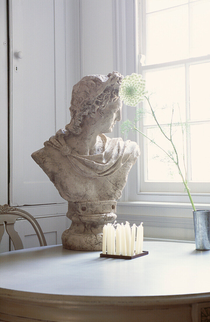 Grau gestrichener Tisch mit Kerzen und Büste von Julius Cäsar