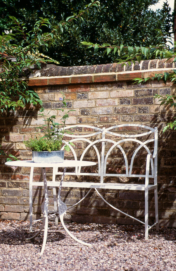 Sitzbank und Tisch in einem ummauerten Garten in Oxford