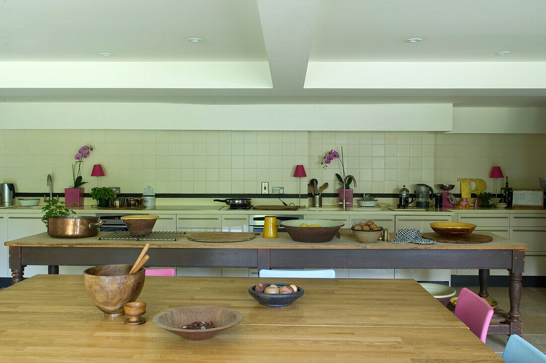 Geflieste Küche mit hölzerner Werkbank und Tisch