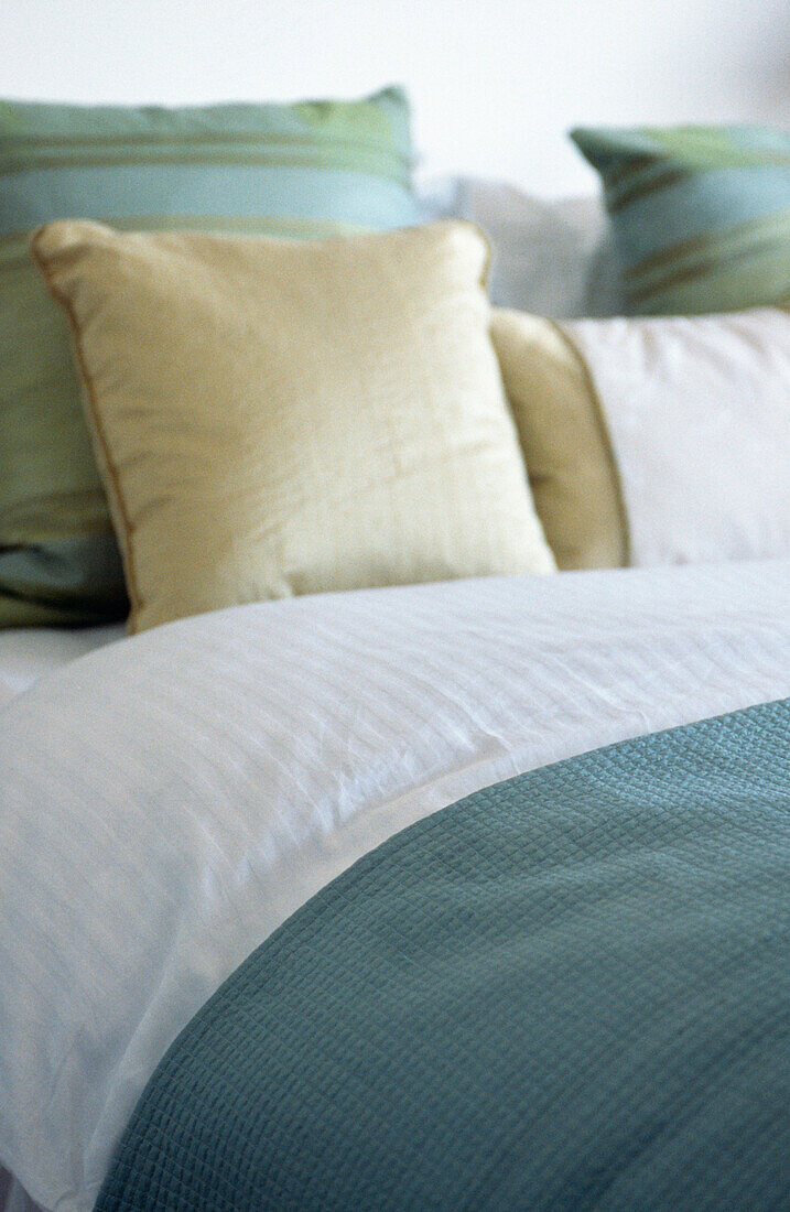 Contrasting yellow and turquoise bed linen