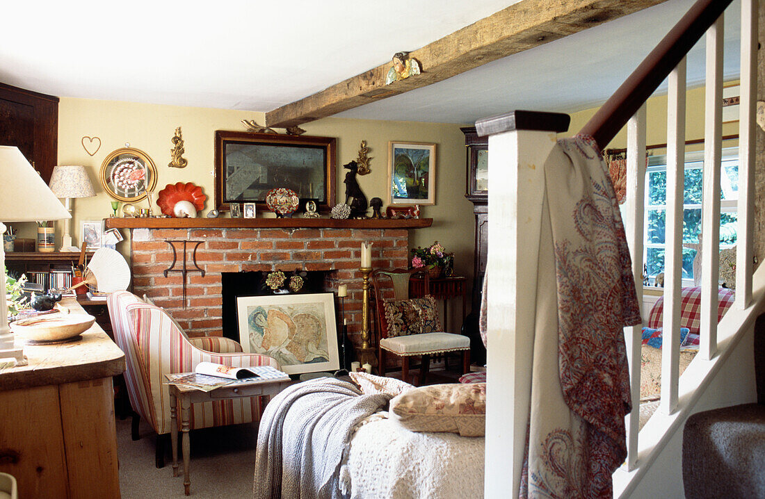 Wohnzimmer im Suffolk-Cottage mit offenem Ziegelsteinkamin