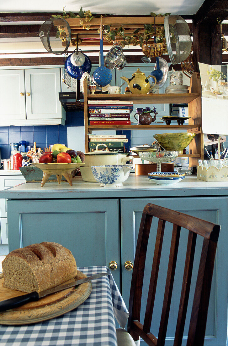 Frisches Brot auf dem Tisch in der Küche eines Cottage in Suffolk