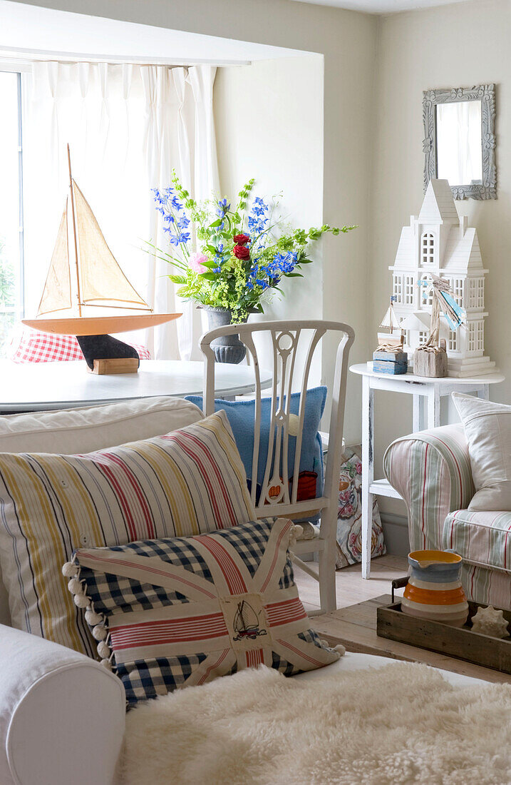 Modernes pastellfarbenes Wohnzimmer mit nautischen Themen