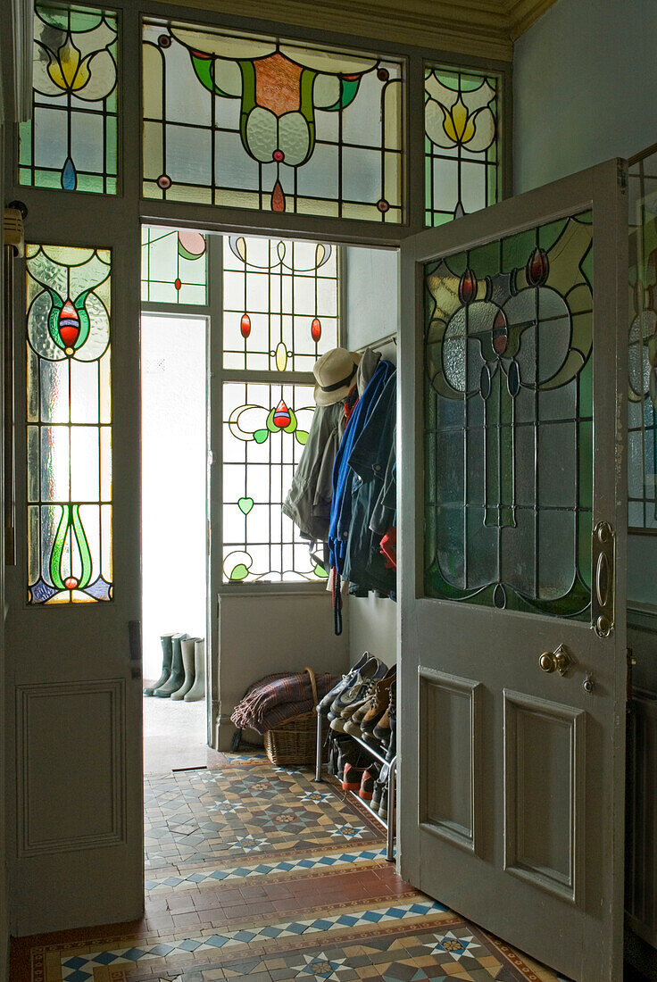 Klassischer edwardianischer Flur mit reich gemusterten Minton-Bodenfliesen und Buntglasfenstern