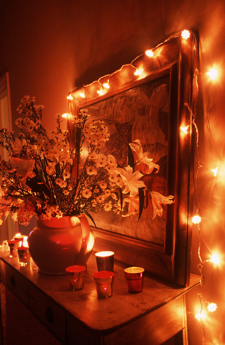 Beleuchteter Innenraum mit Blumenstrauß