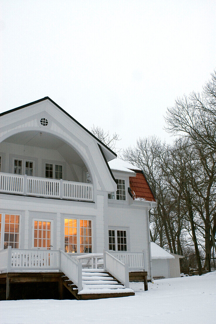 Haus im Winter Vorderansicht