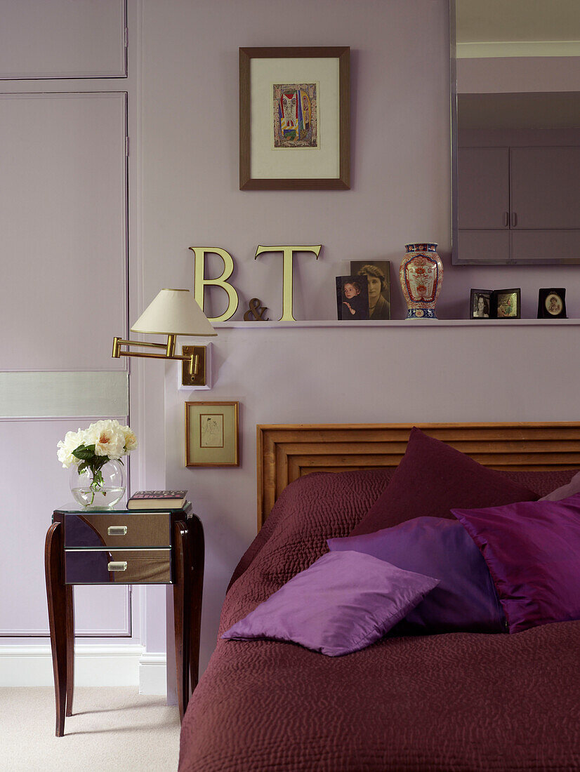 Schlafzimmer mit lila Dekor
