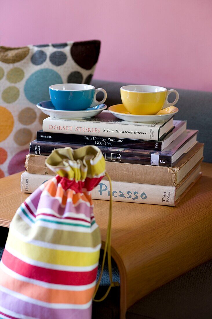 Bücher und Teetassen auf einem kleinen Tisch