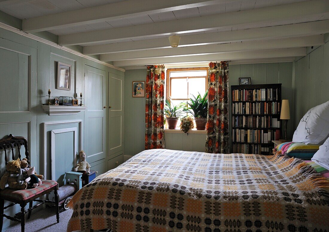 Schlafzimmer mit Bücherregal