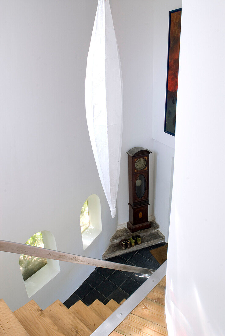 Blick auf Treppenhaus mit Standuhr in modernem Haus