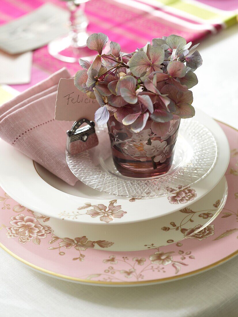 Rosa Geschirr auf dem Tisch