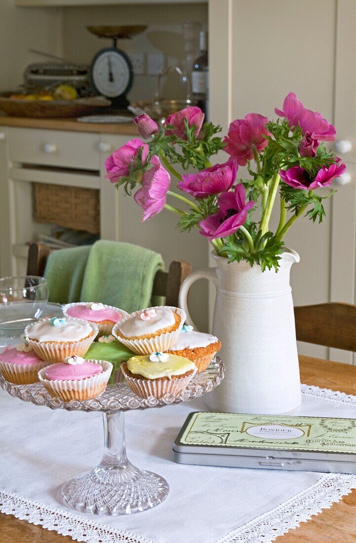 Dessert auf einem mit frischen Blumen dekorierten Tisch