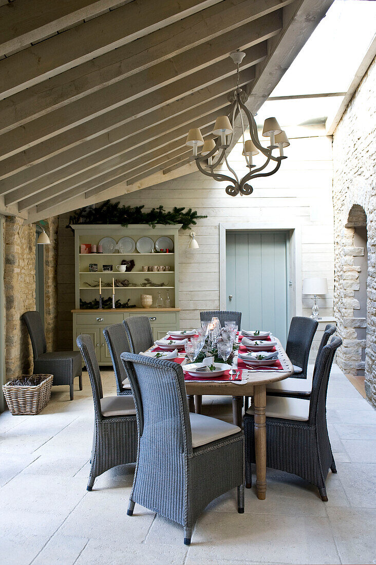 Gedeckter Esstisch für das Weihnachtsessen in einem Bauernhaus in Wiltshire