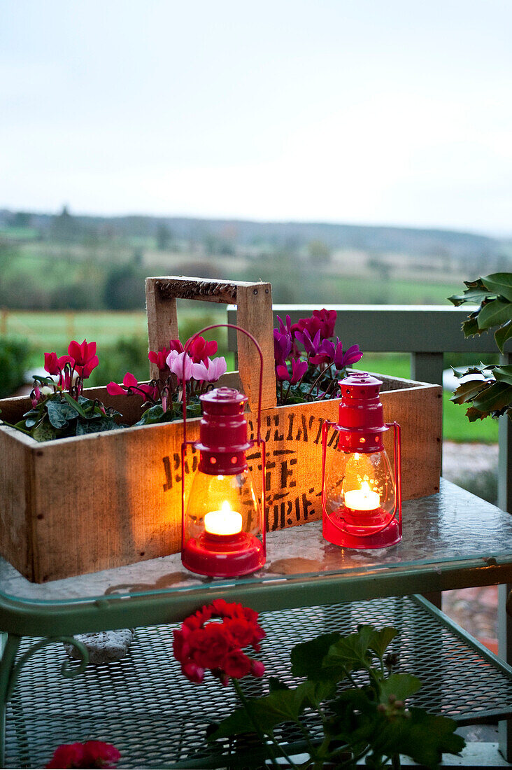 Beleuchtete Laternen und Kiste mit Zimmerpflanzen auf einer Veranda in Hereford